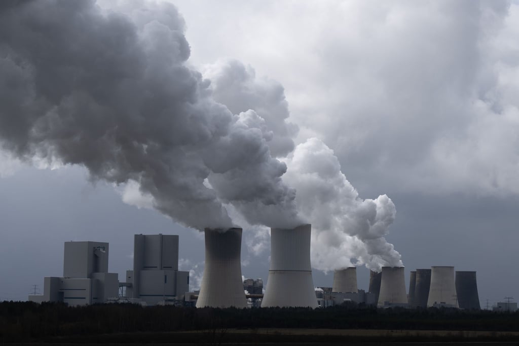 Wasserdampf steigt aus dem Kühltürmen des Kohlekraftwerkes Boxberg in der Lausitz nahe der polnischen Grenze.