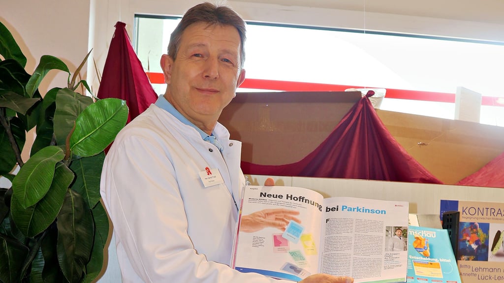 Apotheker Gerald Friedl und andere Fachleute unterstützen die Arbeit der Parkinson-Selbsthilfegruppe in Havelberg. Aktuelles Infomaterial enthält Tipps für Betroffene und Angehörige.