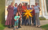 Sehr groß war die Freude bei der Übergabe des neuen Sterns vor der Karower Kirche.