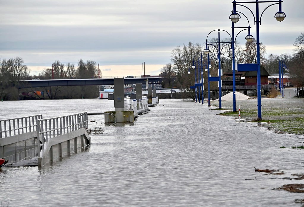Mitte Februar am Petriförder: Der Anlegeplatz der Weißen Flotte war überflutet.