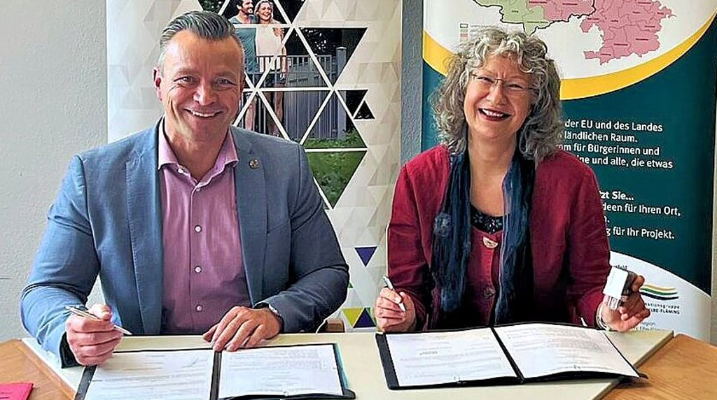 Andy Grabner und Kerstin Adam-Staron unterzeichnen den Vertag.