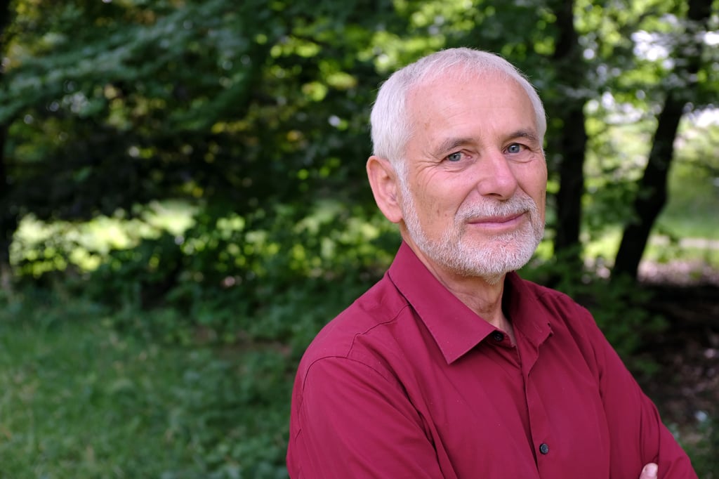 Ernst Paul Dörfler liest aus seinem neuen Buch vor.