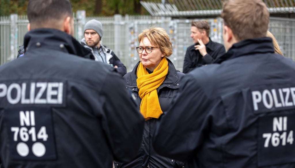 Niedersachsens Innenministerin Daniela Behrens bringt einen Fan-Ausschluss für das Derby Hannover 96 gegen Eintracht Braunschweig ins Spiel.
