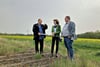 Teamleiter Andreas Claus, Ortsbürgermeisterin Kristin Eichmann-Rank und Bürgermeister Rico Röse sprechen an der alten Bahnstrecke zwischen Ermsleben und Reinstedt über den neuen Radweg, der dort gebaut wird.