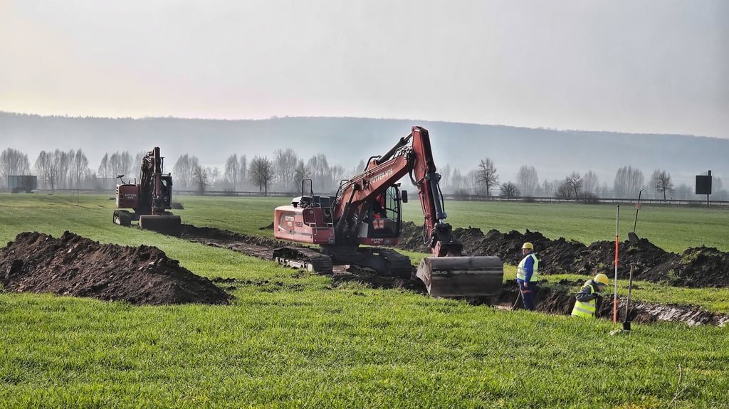 Symbolfoto - Bagger bereiten auf dem künftigen Industriegebiet den bei Rothenschirmbach den Untergrund für die Archäologen vor.