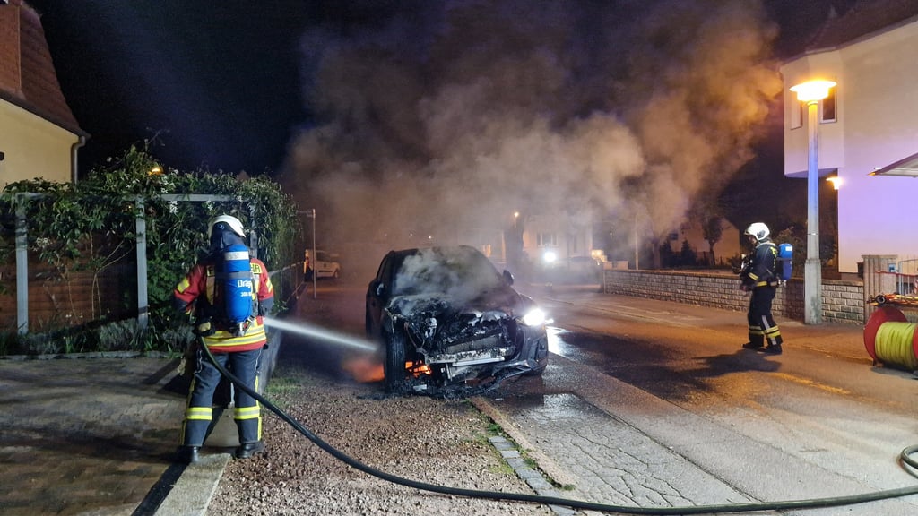 Die Feuerwehr löschte mit einem C-Rohr, doch der Audi war nicht mehr zu retten.