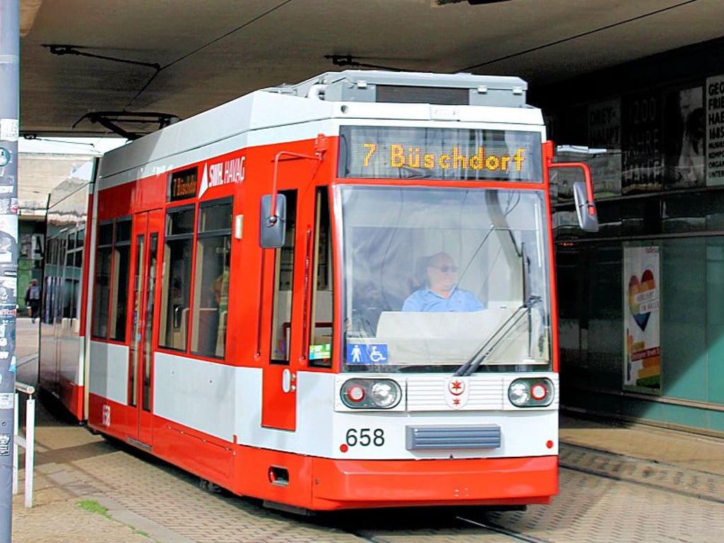 An der Straßenbahnhaltestelle am Hauptbahnhof Halle wird gebaut. Betroffen sind die Linien 7, 9 und 12.