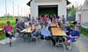 Frühjahrsputz in Bethau: Nach einem langen Tag genießen die 54 freiwilligen Helfer einen schönen Abend mit einem gemeinsamen Abendessen am Gerätehaus der Freiwilligen Feuerwehr.