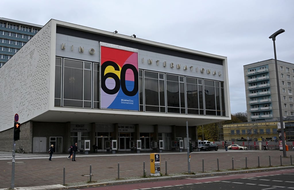 Das Kino International an der Karl-Marx-Allee weist mit einem neuen Plakat an seiner Fassade auf sein 60. Jubiläum hin. Das Kino war das wichtigste Premierenkino der DDR. Es steht vor einer großen Sanierung.