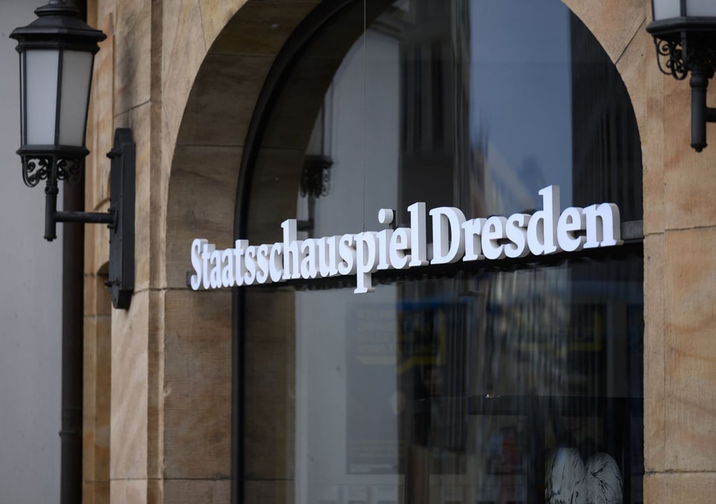 Staatsschauspiel Dresden steht am Schaufenster der Theaterkasse am Schauspielhaus (Großes Haus).