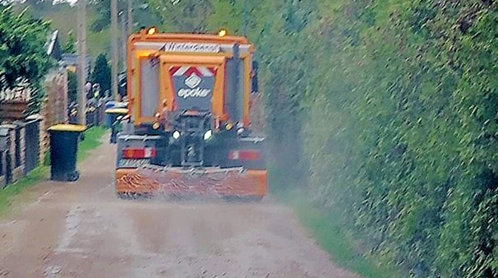 Die Großbaustelle am Knoten in Großkühnau sorgt für Verdruss. Seit Mittwoch wird die unbefestigte Straße bewässert.
