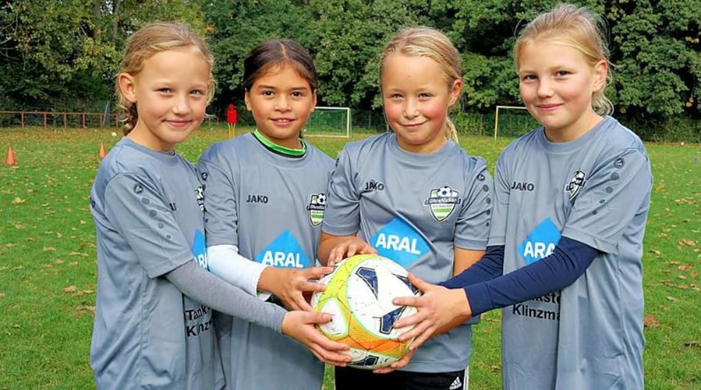 Auch bei den Ohrekickern freuen sich die Kinder Sora, Marina, Amelie und Sophia über mehr Kinder im Verein.