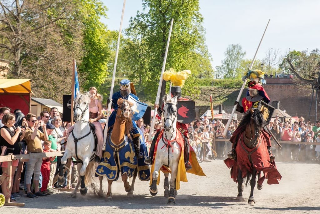 Kräftemessen zu Pferd: Wie früher im Mittelalter kann man Ritterkämpfe auf der Burg Falkenstein bestaunen.