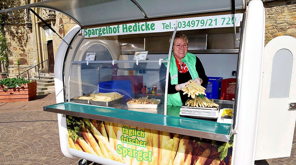 Birgit Hedicke mit dem Spargelmobil aus Wulfen in Köthen