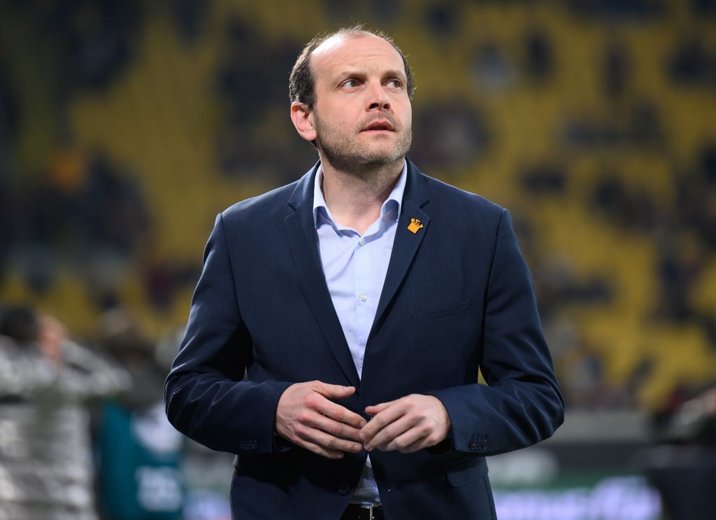 David Fischer, Dynamos Geschäftsführer Kommunikation, steht im Stadion.