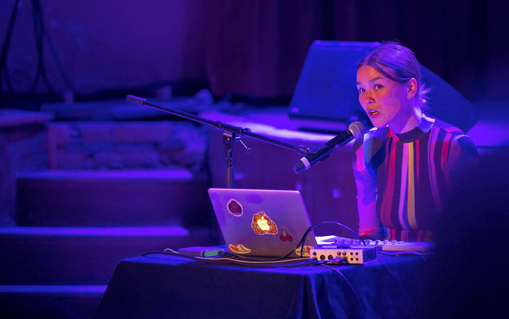 Die Künstlerin Maryna Makarenko bei ihrer Soundperformance in Wolfen