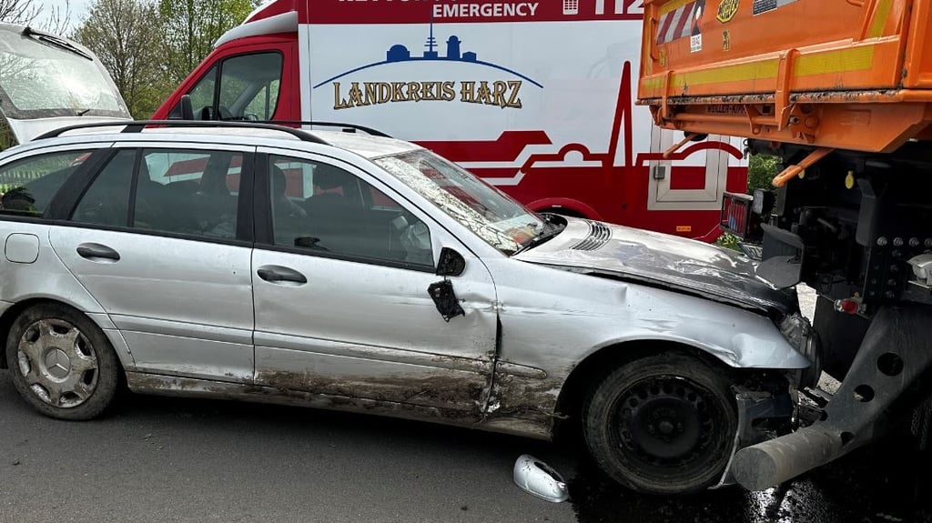 Bei dem Auffahrunfall im Harz wurde der 58-jährige Fahrer schwer verletzt.