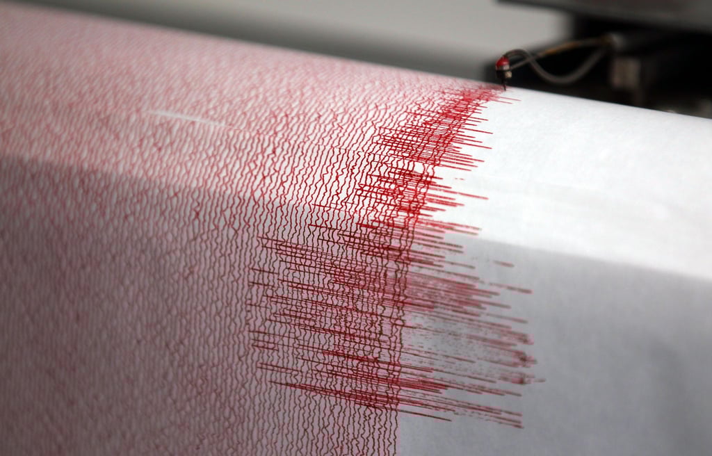 Der Seismograph der Erdbebenwarte verzeichnet Ausschläge.