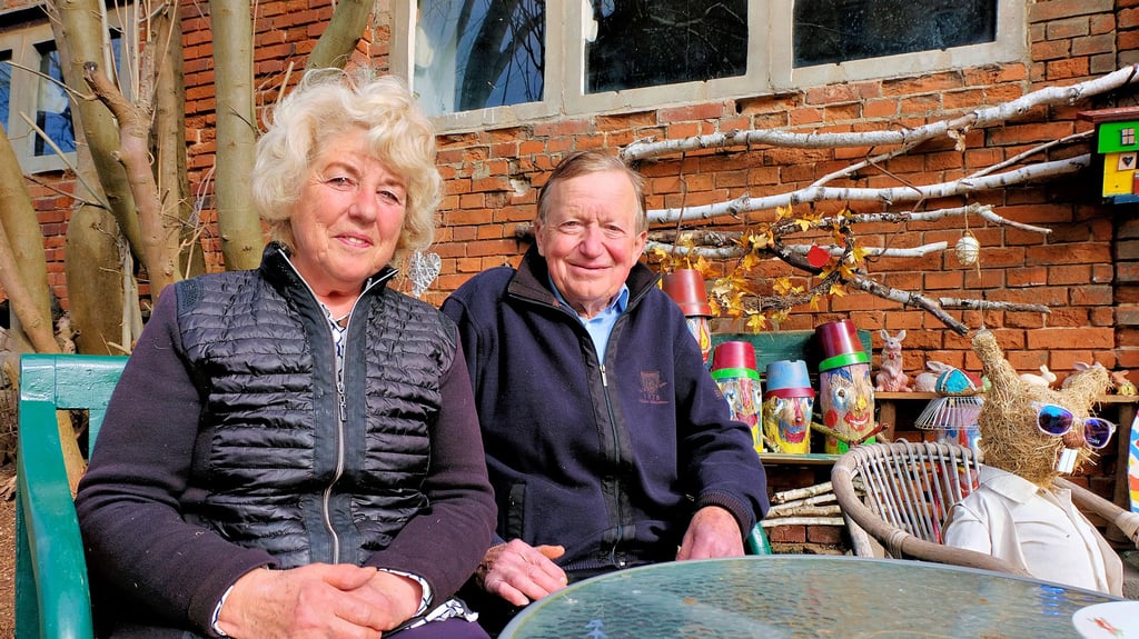 Hier sitzen Heidrun und Konrad Klingner gern. Das Ehepaar hat sich in Rettig einen wunderschönen Garten angelegt.