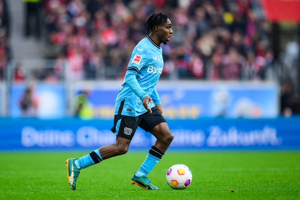 Leverkusens Jeremie Frimpong ist von seinem Trainer Xabi Alonso begeistert.