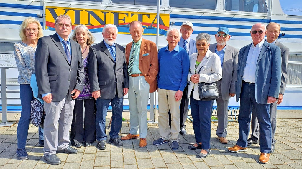 Bei schönstem Sonnenschein startete das diesjährige Treffen der Bitterfelder Abiturienten mit einer Schifffahrt auf dem Goitzschesee. In altbewährter Weise hatten Gerhard Fröhnert (4. v. l.) und seine Frau auch diesmal die Zusammenkunft organisiert.