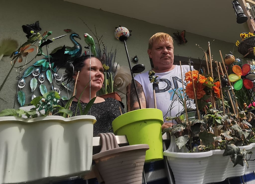 Nicole Staat und Carsten Teske leben mit zwei Kindern und Hündin Eva in dem Wohnblock, in dem das Wasser abgestellt wurde. Hilfesuchend wendeten sie sich an die Oberbürgermeisterin.