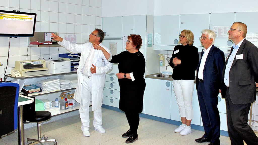 Der Ärztliche Direktor Daniel Kügler und Pflegedienstleiterin Nicole Hinkelmann (Mitte) präsentieren der Gesundheitsministerin Petra Grimm-Benne, Staatssekretär Wolfgang Beck und dem Salus-Geschäftsführer Jürgen Richter (rechts) den Schockraum im Krankenhaus Seehausen.
