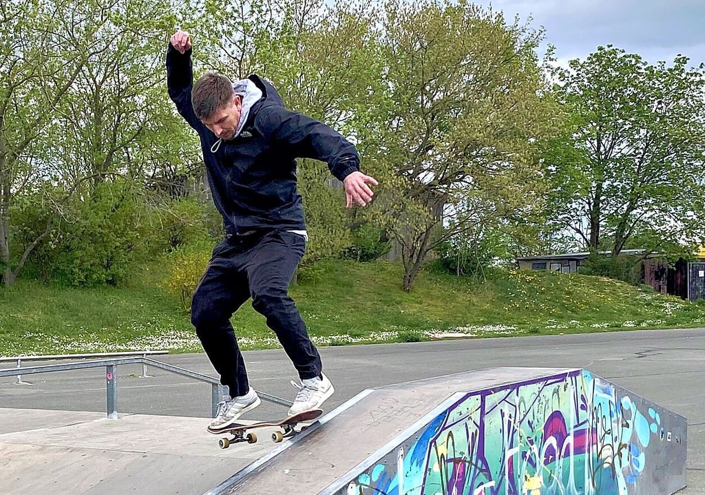 Ein Mitglied des Vereins zeigt Tricks auf dem Brett.