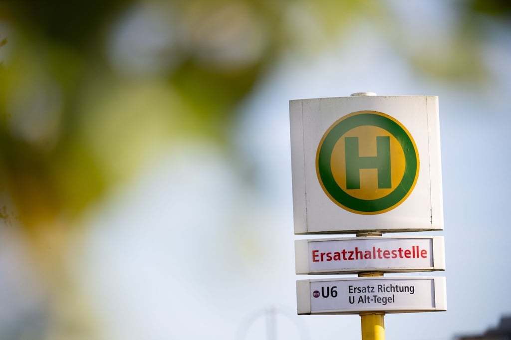 Ein Schild weist auf eine Ersatzhaltestelle für die Linie U6 hin.