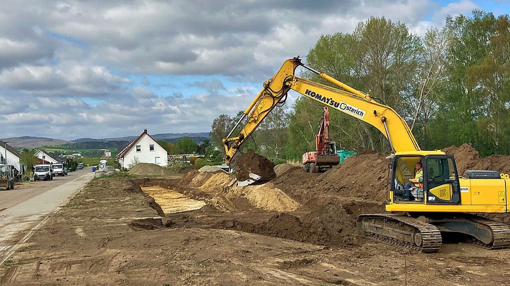 Am Mühlenweg in Warnstedt entsteht das Regenrückhaltebecken. Es ist im Normalfall trocken, füllt sich bei starkem Niederschlag.
