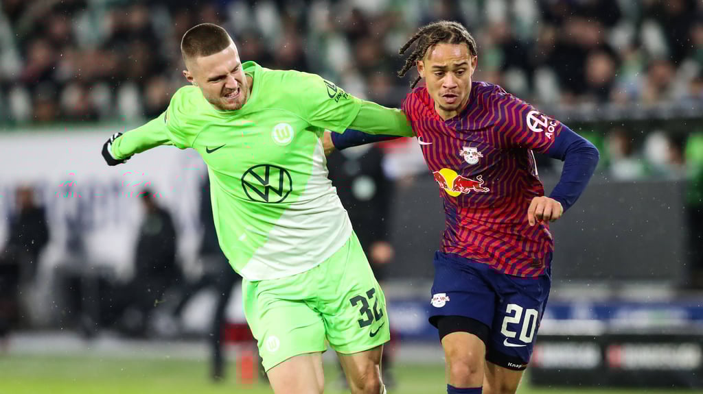 RB-Profi Xavi Simons (r.) im Laufduell gegen Mattias Svanberg.