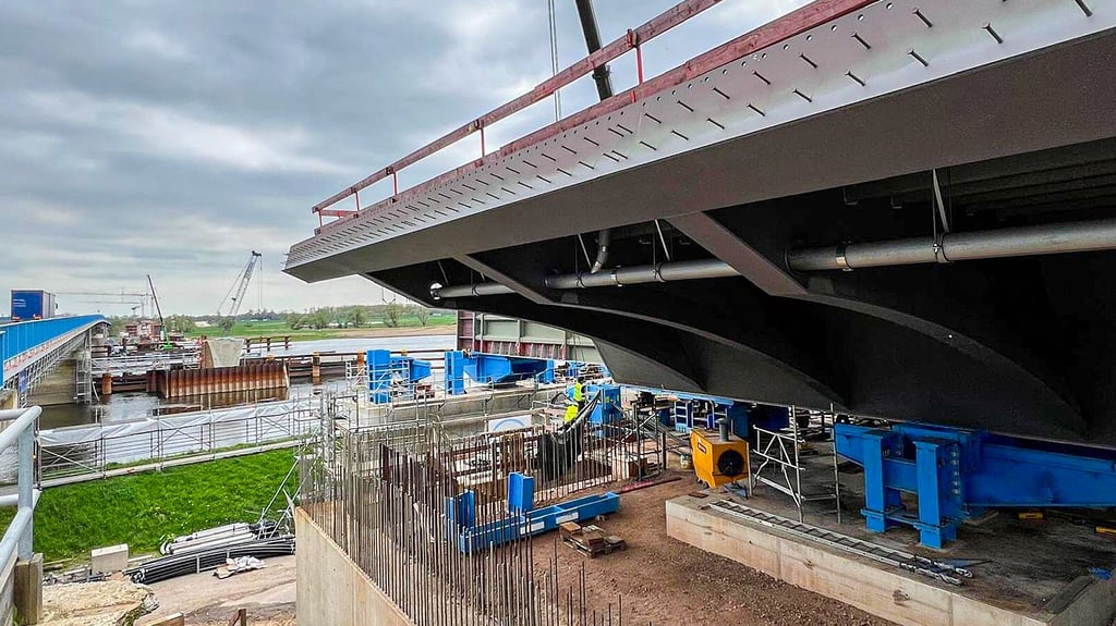 Blick von Wittenberge nach Sachsen-Anhalt: Der erste Teil der stählernen A14-Strombrücke wird über die Elbe geschoben.
