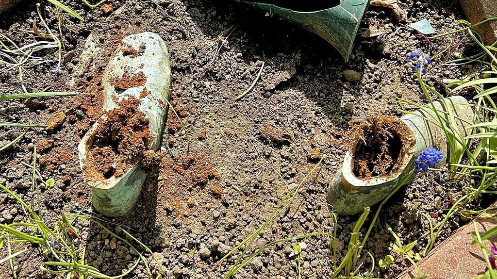Die Diebe sägten die Jungenfigur auf dem Friedhof ab. Nur die mit dem Fundament verbundenen Schuhe ließen sie stehen.