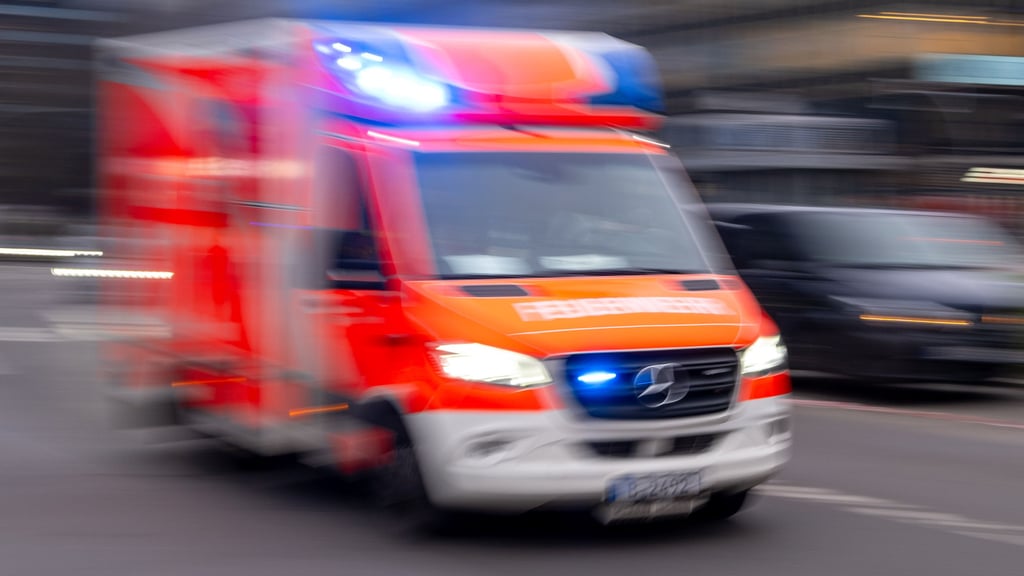 Bei einer Verfolgungsjagd bei Haldensleben kam es zu einem Unfall mit einer schwer verletzten Person.