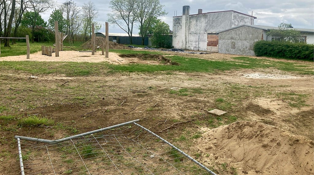 Eine Baustelle ist der Spielplatz von Kuhberge derzeit. Zum Jubiläum soll alles hergerichtet sein.