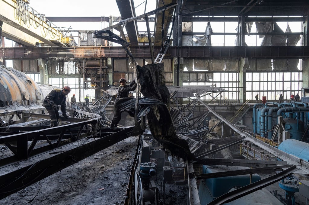 Arbeiter räumen die Trümmer nach einem russischen Raketenangriff auf ein DTEK-Kraftwerk in der Ukraine auf.