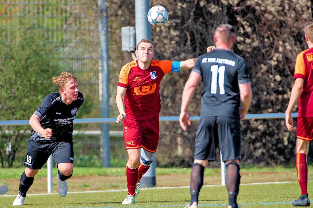 Paul Riebel (Mitte) hat mit Blau-Weiß Bad Kösen am Samstag in der Landesklasse Heimrecht gegen Spergau und drei Punkte im Blick, während der FC RSK Freyburg – hier Jacob Saupe (l.) und Daniel Fischer – nach Braunsbedra zum Ex-Verein ihres Trainers und unseres Tipp-Experten Ronny Sieber müssen.