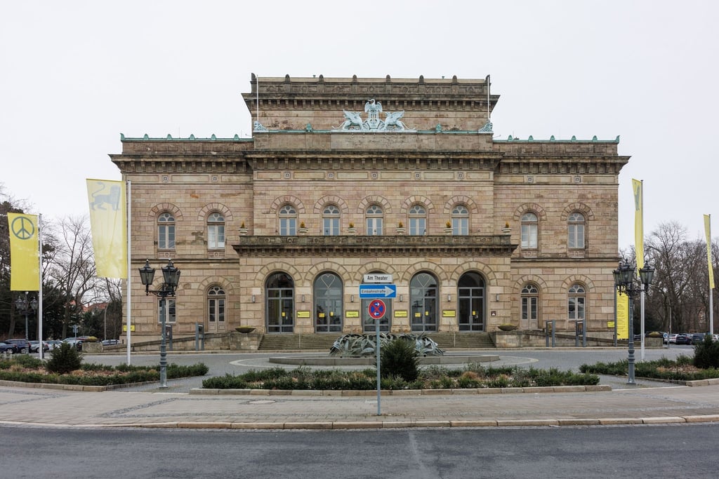 Die Außenaufnahme zeigt das Staatstheater Braunschweig.