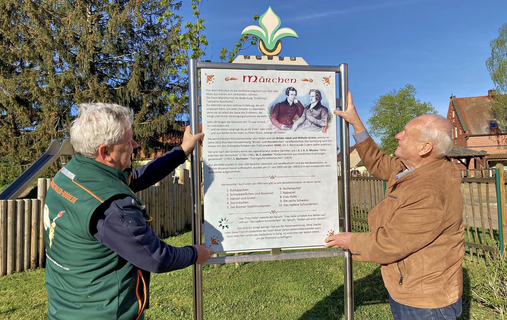 Der Ritter-Spielplatz wird zu einem Märchenpark. Kunstmaler Steffen Rogge (li.) unterstützt Erich Reichert auch bei diesem Projekt.