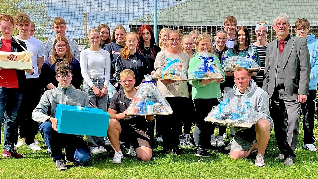 Die zukünftigen Sozialassistenten zeigen zusammen mit ihrem Schulleiter Hans-Jürgen Reiche (2.v.r.) die gesammelten Geschenke.