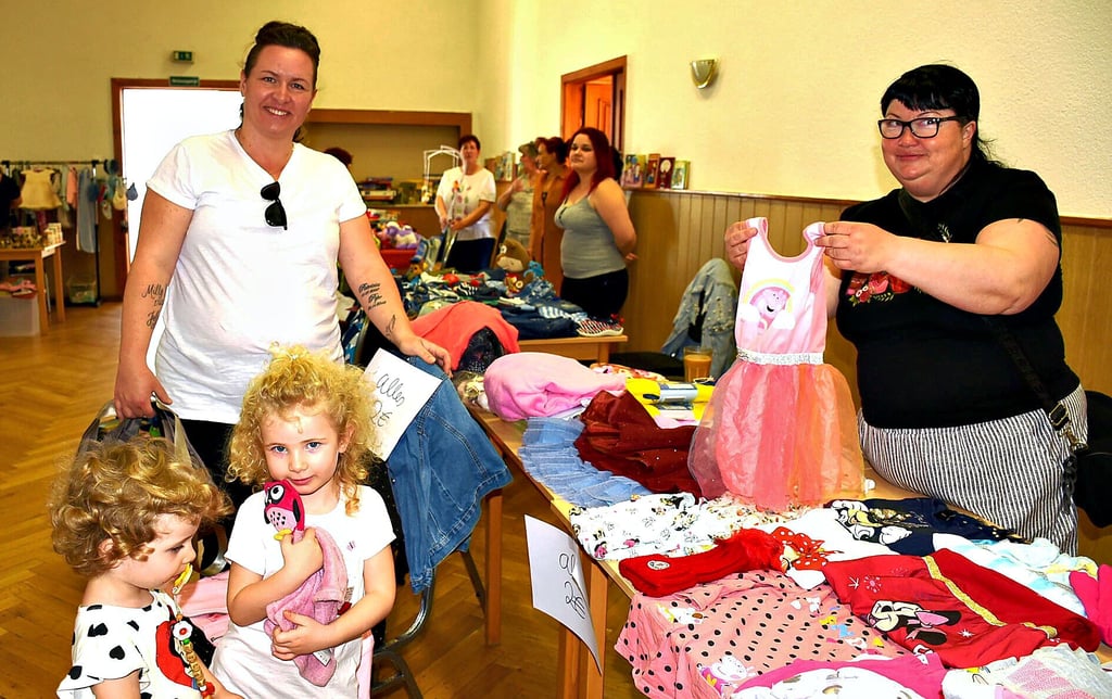 Der Stadtseniorenbeirat Hecklingen führte erneut im Stadtsaal „Stern" wieder einen Flohmarkt durch, der besonders Familien anzog.