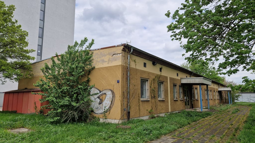 Dieses heruntergekommene Gebäude neben der Feuerwehr in Neustadt soll abgerissen werden.