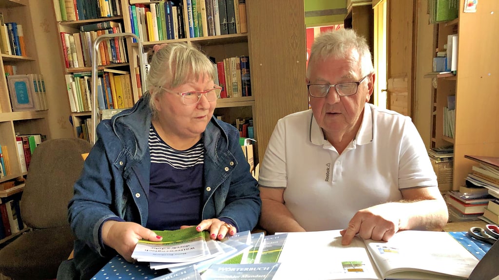 Angela und Jürgen Kaschuba stammen aus Thüringen. Für die Mansfelder Mundart können sie sich begeistern.