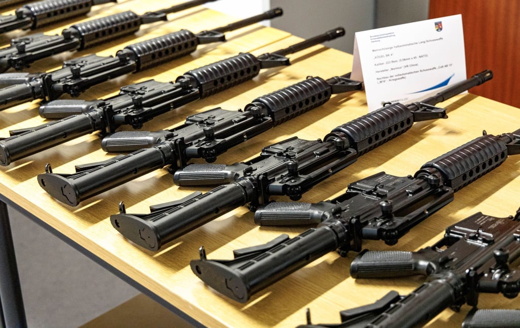 Sichergestellte Schusswaffen liegen auf einem Tisch in einer Kaserne der Bundespolizei.