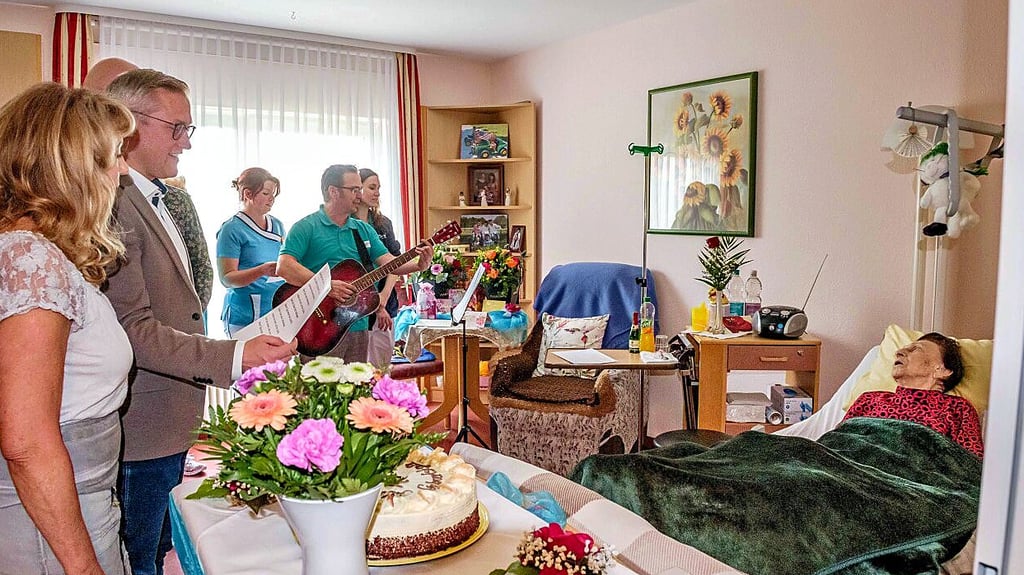 Alle sangen der Jubilarin Annemarie Zieger ein Ständchen.