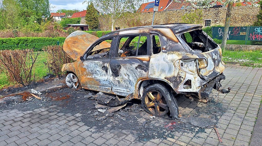 Ein Auto ist Mitte März in Haldensleben abgebrannt. Nun steht es noch immer auf dem Parkplatz.