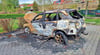 Ein Auto ist Mitte März in Haldensleben abgebrannt. Nun steht es noch immer auf dem Parkplatz. 