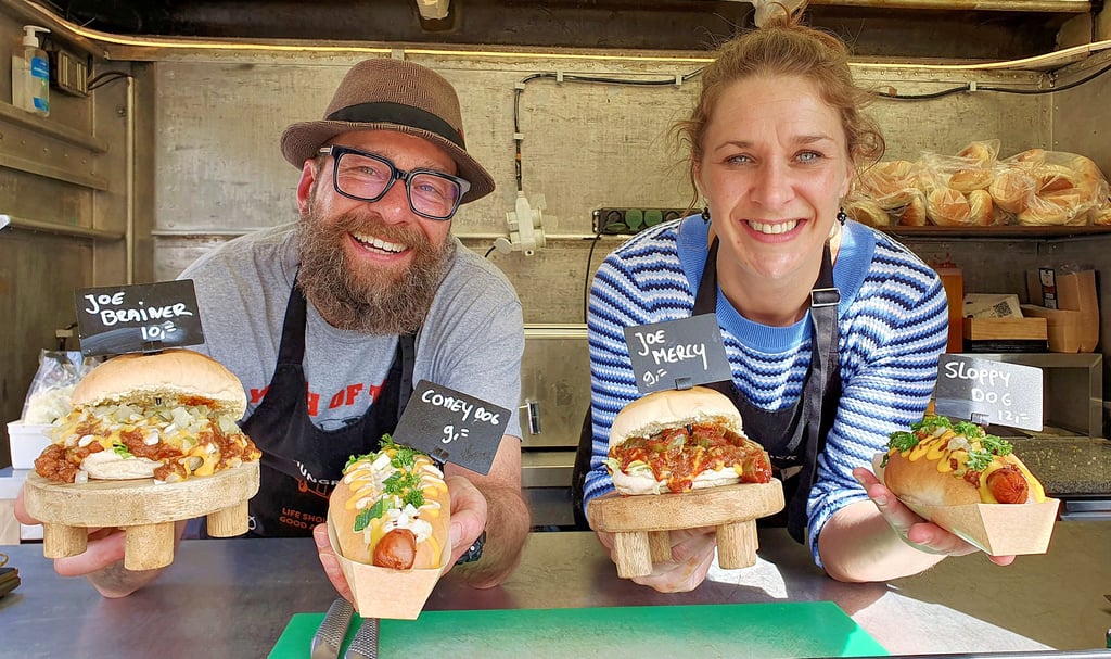Jacques und Sarie aus den Niederlanden bieten am Stand „Sloppy Joe“ würzige Hack-Burger und Hot Dogs, eine amerikanische Spezialität.