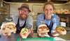 Jacques und Sarie aus den Niederlanden bieten am Stand „Sloppy Joe“ würzige Hack-Burger und Hot Dogs, eine amerikanische Spezialität. 