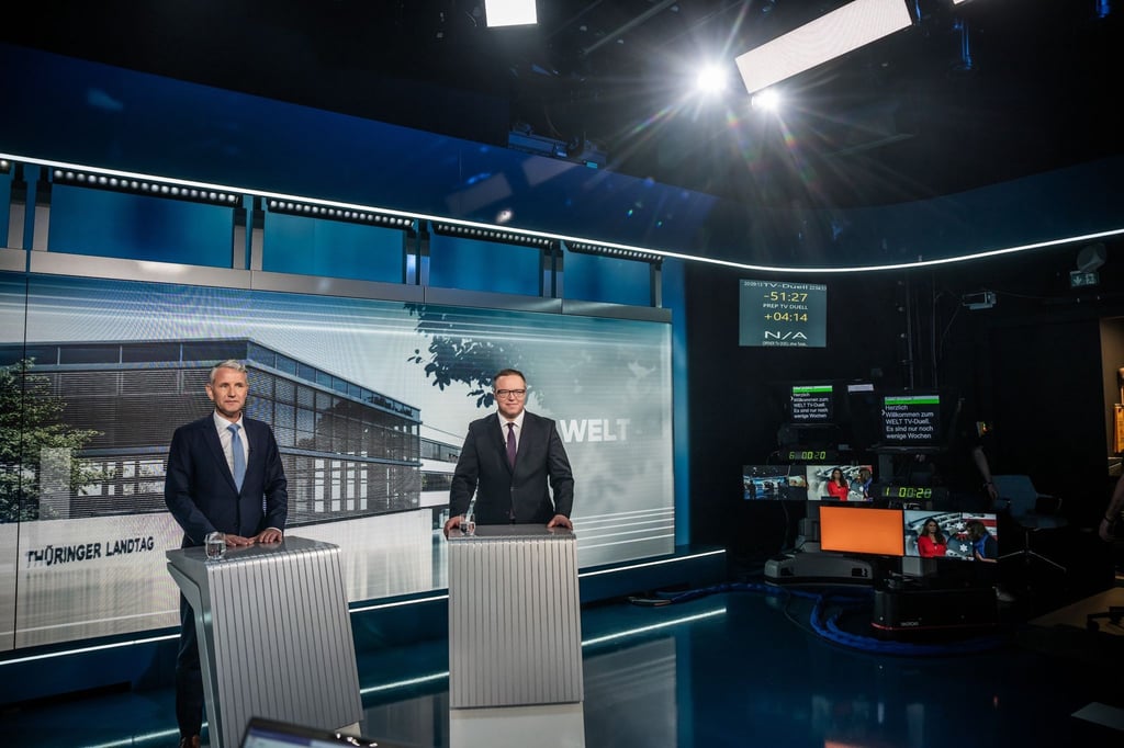 Björn Höcke (AfD, l) und Mario Voigt (CDU, r) stehen beim TV-Duell bei Welt TV.